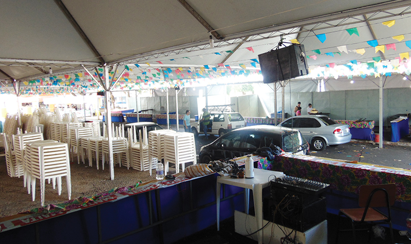 Cenário da Festa desse final de semana sendo preparado na manhã de terça-feira (4)