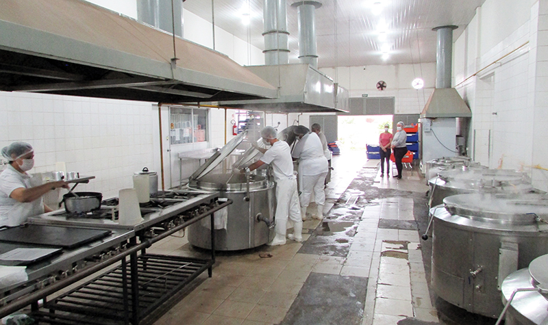 Produção do cardápio pela Central de Alimentação