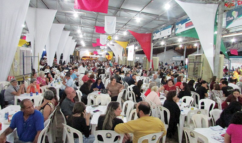 População ao prestigiar presencialmente a Festa Direito de Viver após duas edições