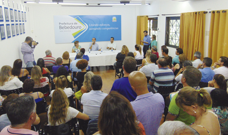 Funcionários municipais foram convocados para acompanhar as explanações do prefeito