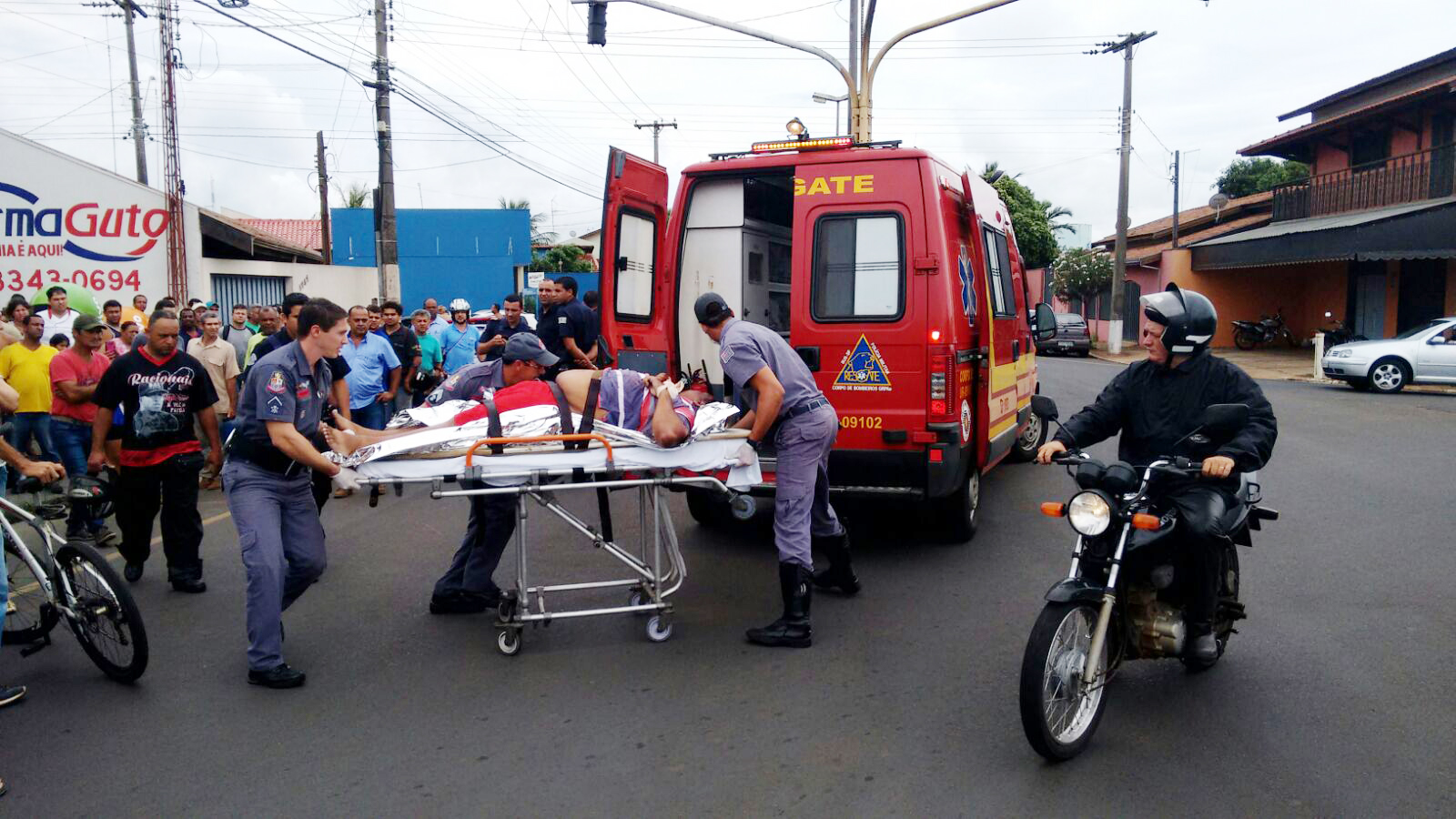 Bombeiros e Guarda Civil atuando na ocorrência do assassinato da vítima